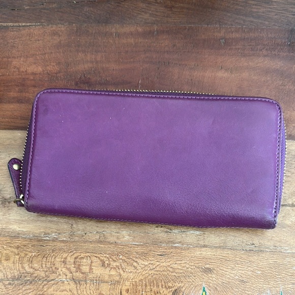 Coach Purple Wallet with Elegant Leather Design - Picture 2 of 5